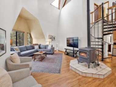 Travertine Dome Home- Hot Tub- Pool Table- Foosball- Cozy Modern Chalet