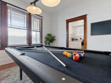 Old Mission Manor – Chic 2br 1ba Apartment – Sleeps 6 – Pool Table – 15 Min Walk to Downtown