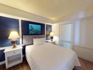 Willow Bay 204 Oceanfront Suite, Renovated Spring 2023 desirable Golden Mile Location
