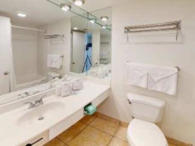 Willow Bay 202 Oceanfront Suite, Renovated Spring 2023 desirable Golden Mile Location