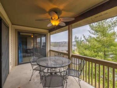 3rd Night Free Newly Remodeled Condo next to pool