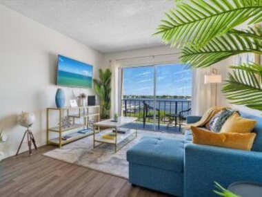 Stylish, Bright & Central ~ Balcony ~ Scenic Views