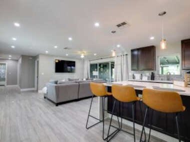 Hidden gem home w an exhilarating backyard view