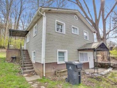 Small 2br East Knox apartment Pet friendly