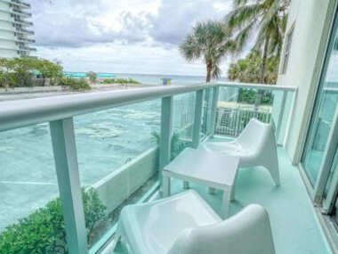 Miami Hollywood 2 Bedroom 2 Bath Condo 002-22bmar