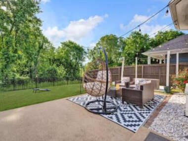 NEW Downtown River Gem – Scenic Patio Beale 3Mi