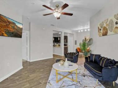 2BR Orlando Oasis: Balcony, Cozy, Great Amenities!