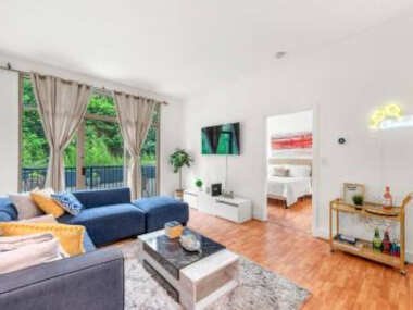 Downtown Condo with Private Balcony+Parking