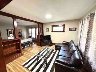 Pacific Upper Apartment Unit #2* 3 min to Falls