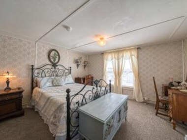 New Listing Charming 2bd walkable to shops