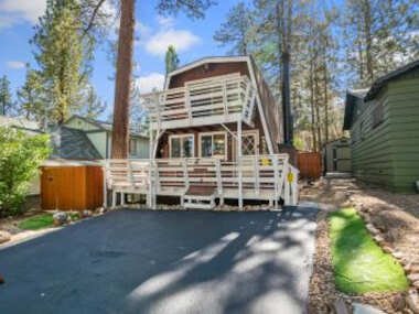 A Beary Happy Cabin – Charming gambrel style home within minutes of the Lake and The Village