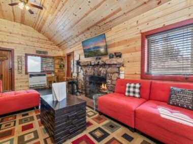 Woodpecker Cabin – Perfect little old school cabin with a modern touch!