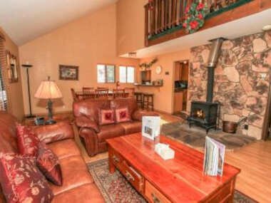 Four Seasons Retreat – Cozy cabin nestled at Moonridge with Hot tub!