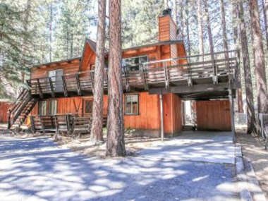 Gallagher’s West – Pine surrounded deck and barbecue! Bumper Pool and Wet bar! Darts!