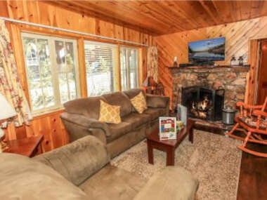 All Seasons Chateau – Beautiful cozy cabin and just couple steps away from Bear Mountain Resort