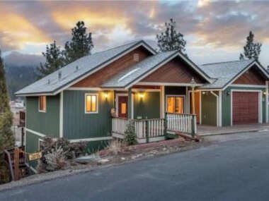 Triple B Lodge – Absolutely stunning location with Hot Tub and ski slope views!