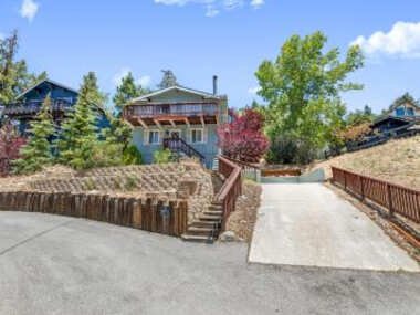 Après Slopes Heaven – Spectacular multi-level home overlooking Bear Mountain Ski Slopes!