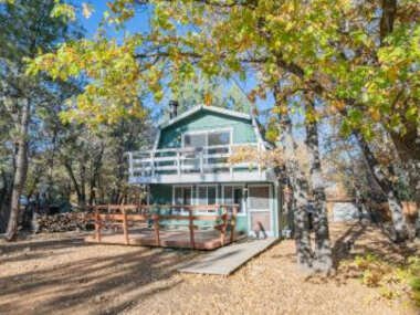 The Wolf Den – Your cabin getaway awaits at this recently updated home!
