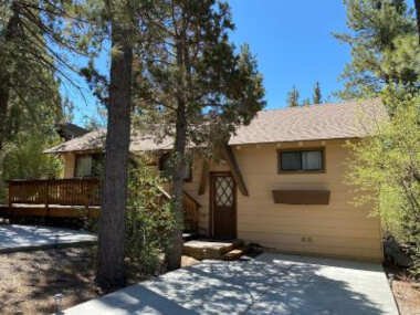 Grizzly Getaway – Centrally located in Big Bear Lake! Wood burning fireplace, Game Room! Barbecue!