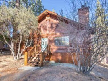 Cabin 3 – Knotty pine and forest views await at this traditional mountain home