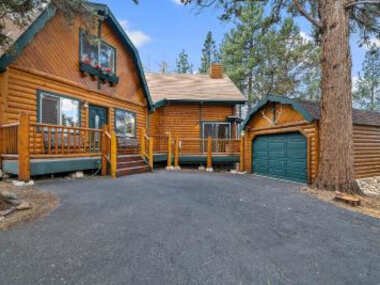 The Hideaway – Enchanting custom log-style home nestled high in the pines! Great room features!