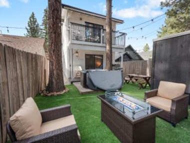 The Cub House – WALK TO OKTOBERFEST! Modern aesthetics meet mountain charm!