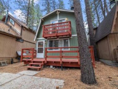 The Bear’s Cabin – Stunning gambrel-style home, close to the zoo, slopes, and local stores! Hot Tub!