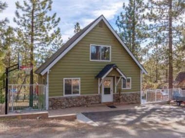Sweet Retreat – Spectacular little hideaway, cozy family getaway near the lake!
