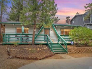 Robin Hood’s Hideaway – Charming Sierra style home with Hot Tub, Fully Fenced Yard and Large Patio!