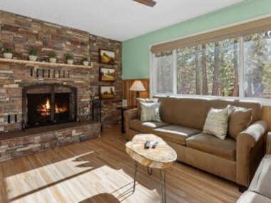 Robinson’s Roost – This Sierra style cabin is the perfect mountain escape, Pacman and arcade games!