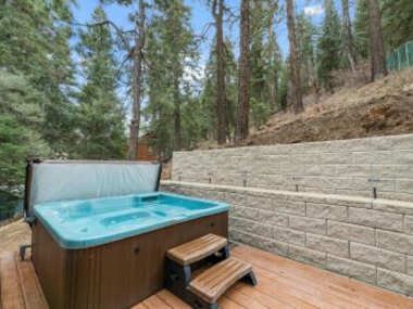 Bear Mountain Summit – A-frame nestled in the oaks and pines!