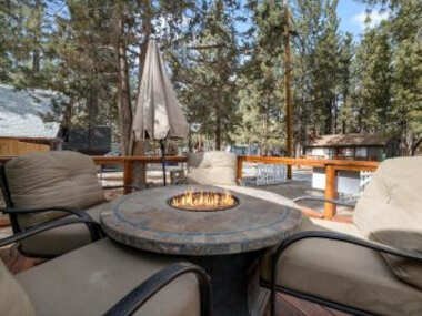 Bear Paz Cabin – Picturesque cabin minuets from Big Bear Snow Play, Ropes Course, Go-carts and more!