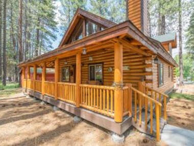 Ridenour Retreat -cozy mountain getaway nestled in trees! Game room and Jet Tub!