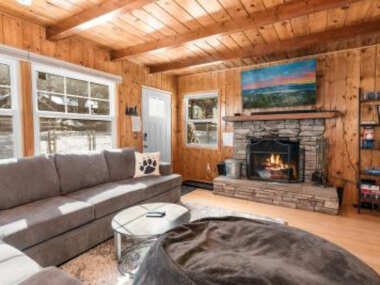 Bear’s Booth – A true cabin experience with all the charm! Stunning wood interior!
