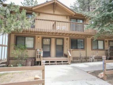 Summit Getaway Condo – Affordable and ideally located, Wood burning fireplace! Walk to Ski Resort