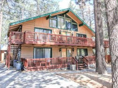 Summit Escape B – Rustic cabin with a hot tub and barbecue! Wood fireplace! Walk to Slopes!
