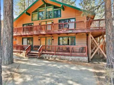 Summit Escape A – Rustic cabin with a barbecue! Wood fireplace! Walk to Slopes!