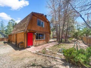 Sugarwood -Cozy and relaxing cabin that sits on a tranquil lot! Ping pong and Air Hockey Table!