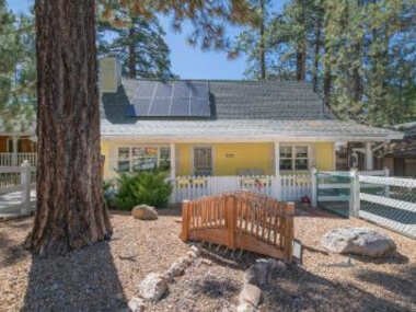 Southern Comfort – Light and bright Fox Farm country beauty with all of the amenities of a home!