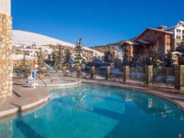 Studio at Perfect Location Unit 412 with Pool and Hot Tub