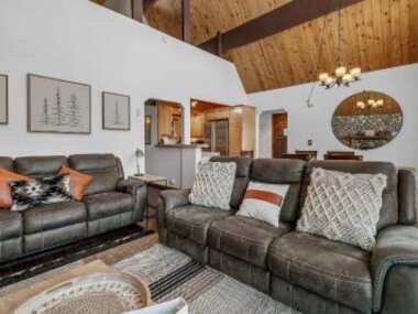 Black Diamond Chalet – All Seasons enjoyment with Hot Tub!