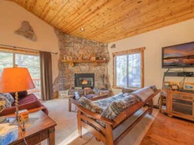 Pankratz Pines – Modern cabin with Bear Mountain slope views and a Jet Tub!