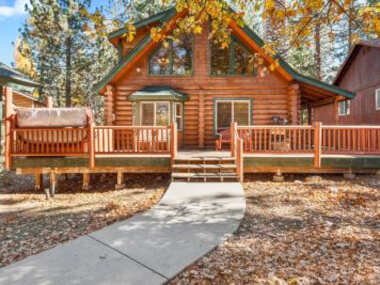 Papa Bear’s Hideout – Dream Getaway with Hot Tub and Game Room!