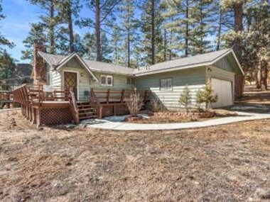 Snowridge – Charming classic cabin with a wood burning fireplace and WiFI!