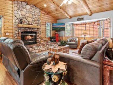 Oaktree House – Beautiful log style Moonridge home surrounded by pines and oak trees with Hot Tub!
