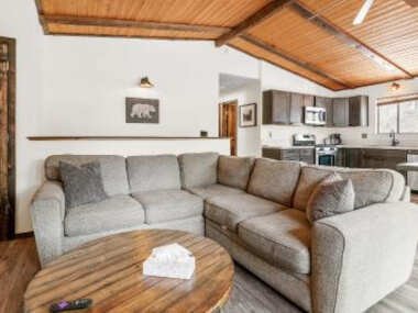 Casa Blanca- Beautifully Remodeled Cabin with Slope Views!