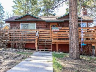 Mountain Memories – Greatly located in a quiet neighborhood! Beautiful porch and a fenced backyard!