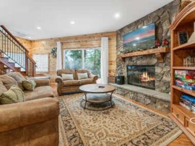 Casa Luna- Beautiful Maltby style home, just a short drive from Big Bear’s attractions!