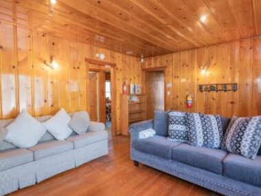 Nana’s Cottage Retreat – Mountain retreat on a fenced lot and an original gold mountain fireplace!