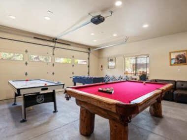 Castle Glen -Luxurious mountain home in a fantastic location, complete with game room and hot tub!